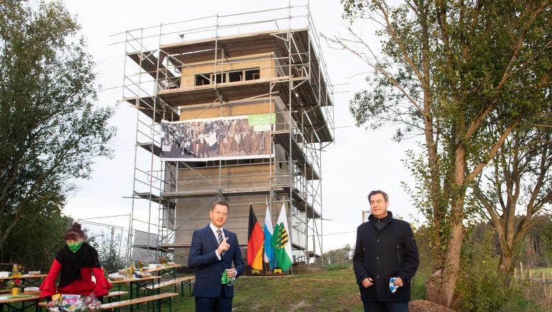 Michael Kretschmer (CDU, l) und Markus Söder (CSU) stehen an der ehemaligen innerdeutschen Grenze.