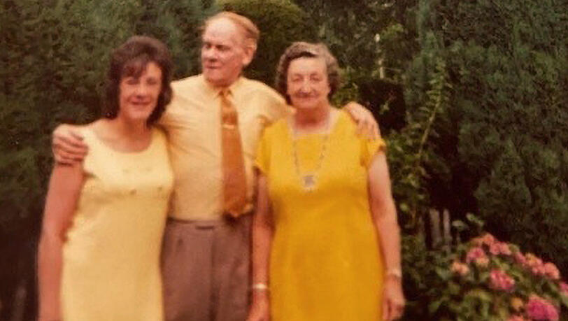 V.l.: Cynthia, Charlie und Joan Robinson. Tiedemanns Gastfamilie. V.l.: Cynthia, Charlie und Joan Robinson. Tiedemanns Gastfamilie.
