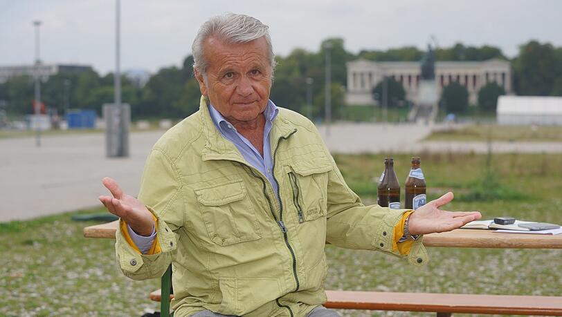 Auch heuer bleibt der Zylinder im Schrank: Manfred Schauer in Zivil vor der Bavaria auf der menschenleeren Theresienwiese - zur besten Wiesn-Zeit.