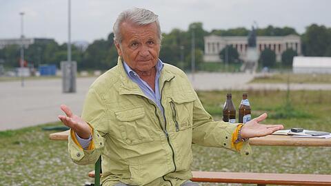 Auch heuer bleibt der Zylinder im Schrank: Manfred Schauer in Zivil vor der Bavaria auf der menschenleeren Theresienwiese - zur besten Wiesn-Zeit.