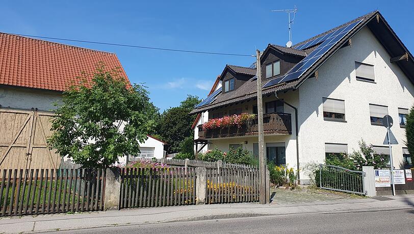 Von einer geschäftigen Hauptstraße weit entfernt: hübsche Häuser mit blühenden Gärten an der Eversbuschstraße. Von einer geschäftigen Hauptstraße weit entfernt: hübsche Häuser mit blühenden Gärten an der Eversbuschstraße.