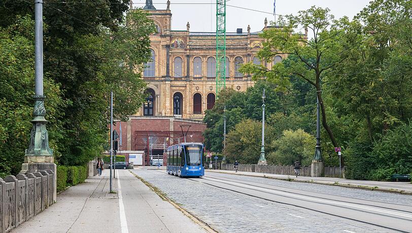 Die Linie 19: Vom Maximilianeum über die Praterinsel direkt in die Maximilianstraße – eine Fahrt wie eine kleine Stadttour. Die Linie 19: Vom Maximilianeum über die Praterinsel direkt in die Maximilianstraße – eine Fahrt wie eine kleine Stadttour.
