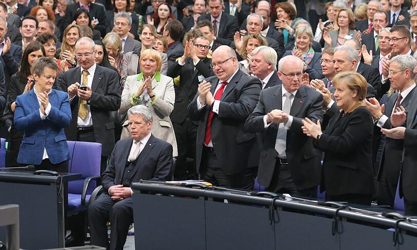 Joachim Gauck ist neuer Bundespräsident. Die
Bundesversammlung wählte den früheren DDR-Bürgerrechtler am Sonntag
mit großer Mehrheit zum Nachfolger von Christian Wulff. Der
72-Jährige erhielt 991 von 1228 gültigen Stimmen, das entspricht
einer Zustimmung von gut 80 Prozent. Für Gaucks Gegenkandidatin Beate
Klarsfeld votierten 126 Delegierte.