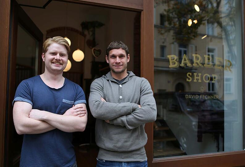 Moritz Volz beim Barbiermeister: Von nun an lässt er seinen Schnurrbart einen Monat lang wachsen.