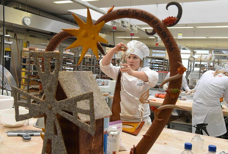 Amanda Gustavsson aus Schweden arbeitet  bei der Europameisterschaft der Jungbäcker in der Akademie Deutsches Bäckerhandwerk in Weinheim (Baden-Württemberg) an ihrem Schaustück. Im Vordergrund ist das Schaustück der Schwedin Amanda Bäckström zu sehen. Zwölf Bäcker aus sechs Nationen haben sich für die Meisterschaft qualifiziert.