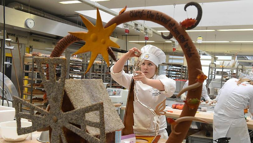 Amanda Gustavsson aus Schweden arbeitet bei der Europameisterschaft der Jungbäcker in der Akademie Deutsches Bäckerhandwerk in Weinheim (Baden-Württemberg) an ihrem Schaustück. Im Vordergrund ist das Schaustück der Schwedin Amanda Bäckström zu sehen. Zwölf Bäcker aus sechs Nationen haben sich für die Meisterschaft qualifiziert. Amanda Gustavsson aus Schweden arbeitet bei der Europameisterschaft der Jungbäcker in der Akademie Deutsches Bäckerhandwerk in Weinheim (Baden-Württemberg) an ihrem Schaustück. Im Vordergrund ist das Schaustück der Schwedin Amanda Bäckström zu sehen. Zwölf Bäcker aus sechs Nationen haben sich für die Meisterschaft qualifiziert.