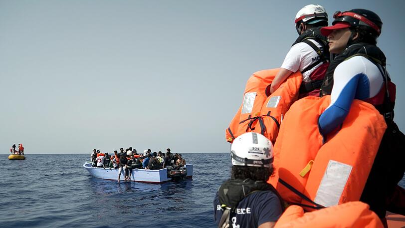 Seenotretter der SOS Mediterranee halten Rettungswesten für die in Seenot geratenen Migranten bereit.