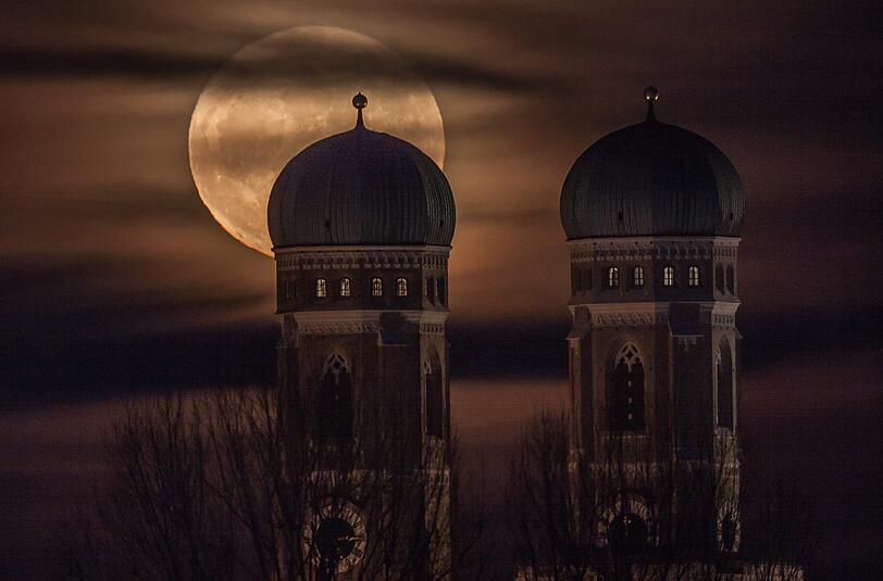 Ein Mondaufgang vor den Türmen der Frauenkirche.