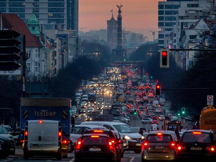 Morgendlicher Berufsverkehr in Berlin. Der Bundesrat hat Pläne aus dem Klimapaket der Bundesregierung vorerst gestoppt.