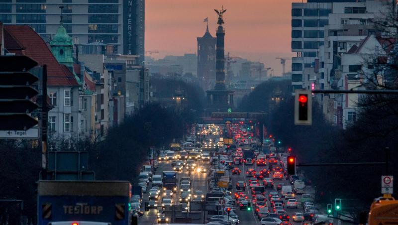 Morgendlicher Berufsverkehr in Berlin. Der Bundesrat hat Pläne aus dem Klimapaket der Bundesregierung vorerst gestoppt. Morgendlicher Berufsverkehr in Berlin. Der Bundesrat hat Pläne aus dem Klimapaket der Bundesregierung vorerst gestoppt.
