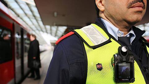 Immer öfter werden Bahnmitarbeiter Opfer von Gewalttaten. (Symbolbild)