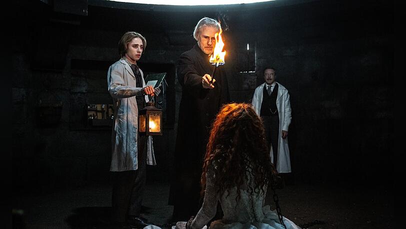 Christoph Waltz (M.) in "Dracula - Die Auferstehung".