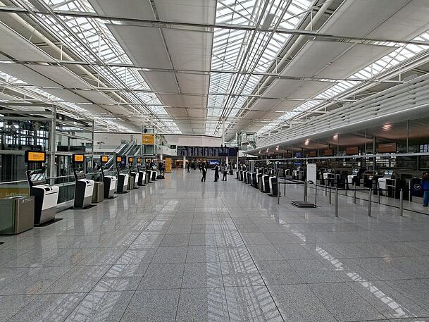 Der Bereich f&uuml;r die Gep&auml;ckabgabe bei der Lufthansa ist wie leer gefegt.