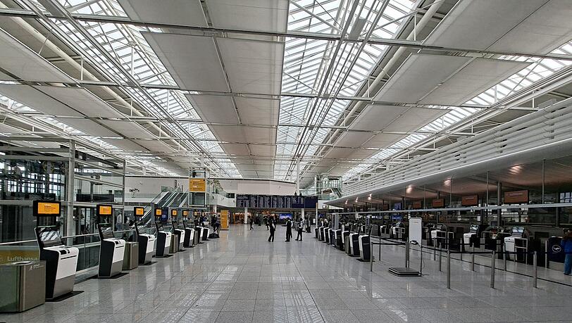 Der Bereich f&uuml;r die Gep&auml;ckabgabe bei der Lufthansa ist wie leer gefegt.