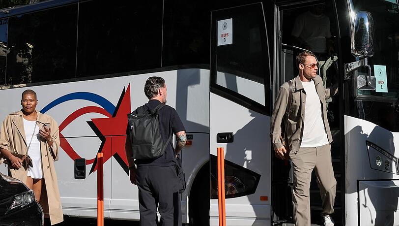 Manuel Neuer verl&auml;sst den Bus der Fu&szlig;ball-Nationalmannschaft.