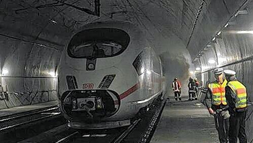 400 Einsatzkräfte übten den Ernstfall im Tunnel. 400 Einsatzkräfte übten den Ernstfall im Tunnel.