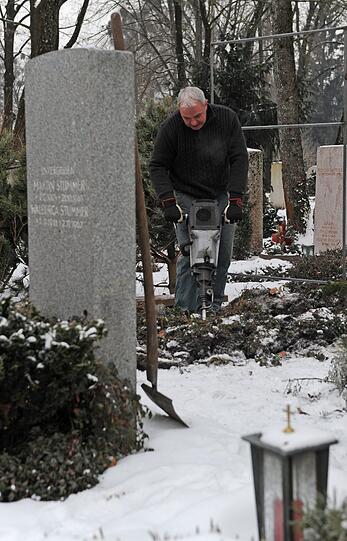 Westfriedhof: Hier werden die Gräber wegen des Frosts mit Presslufthammer ausgehoben