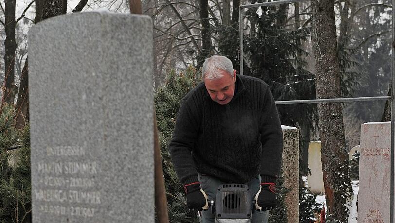 Westfriedhof: Hier werden die Gräber wegen des Frosts mit Presslufthammer ausgehoben Westfriedhof: Hier werden die Gräber wegen des Frosts mit Presslufthammer ausgehoben