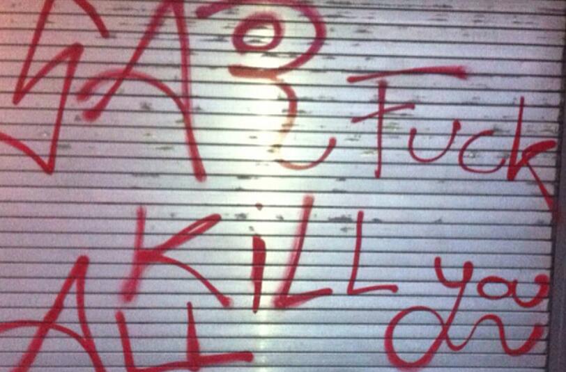 Die Pasinger Wohnanlage, in der Sabrina K. (19) wohnte, hat Stalker Stefan G. (23) mit roter Farbe beschmiert.