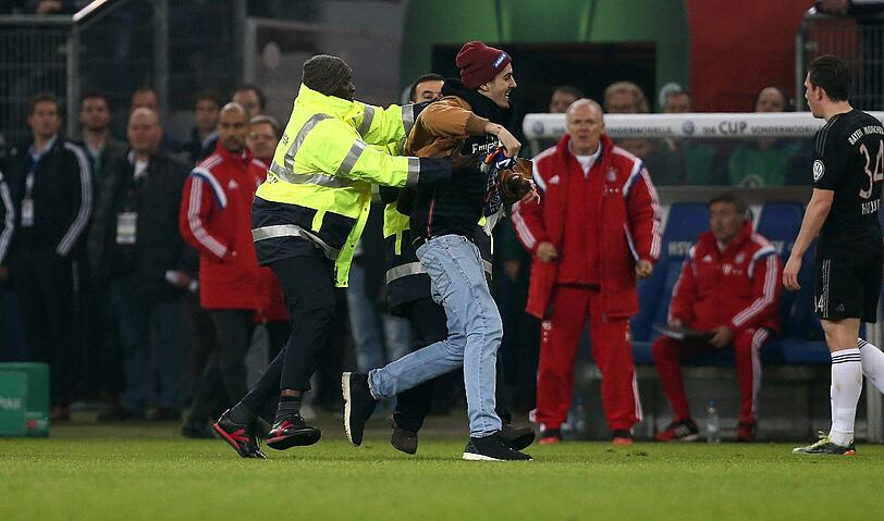 Unschöne Szene kurz vor Spielende: Ein Flitzer schlägt Franck Ribéry mit seinem Schal.