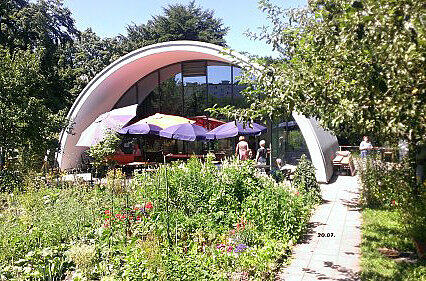Gesungen wird im Generationengarten im Park.
