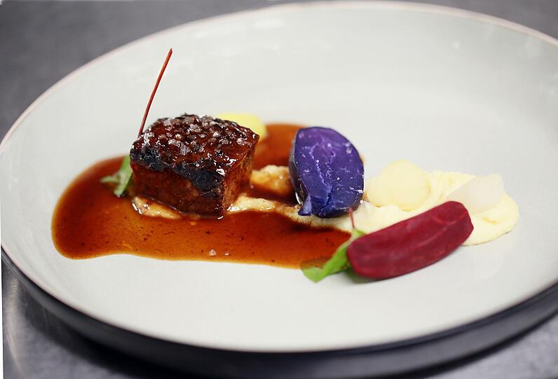 Vierter Gang: US Short Rib mit Petersilienwurzelpüree, bunte Beete, lila Kartoffel und Whiskeyjus