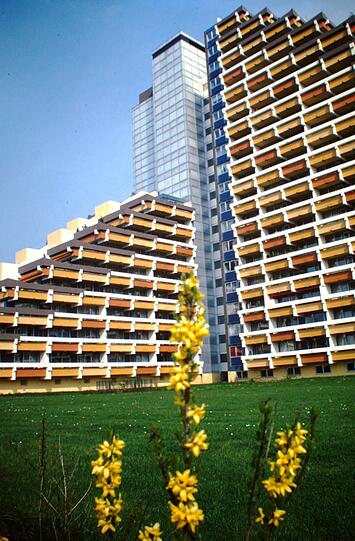 Das "Pharao-Haus", auch bekannt als "Pyramide" von Oberföhring. Ein Experiment aus dem Bauzeitalter des Brutalismus. Das Bild ist von 1978.