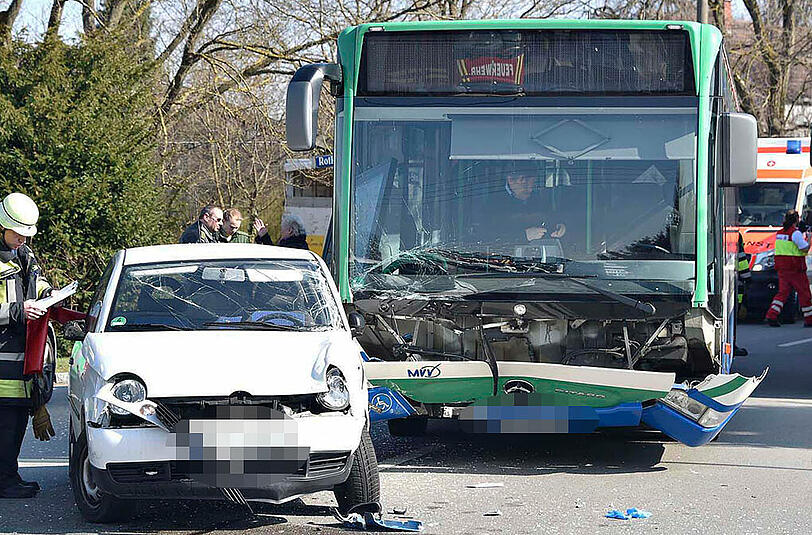 Die 85-jährige Fahrerin missachtete die Vorfahrt und krachte in einen Linienbus.