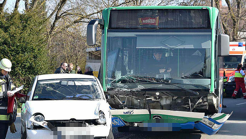 Die 85-jährige Fahrerin missachtete die Vorfahrt und krachte in einen Linienbus. Die 85-jährige Fahrerin missachtete die Vorfahrt und krachte in einen Linienbus.