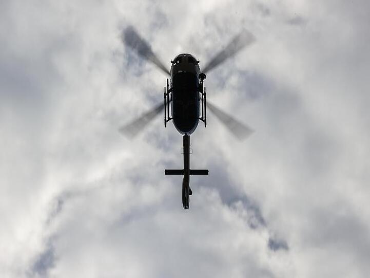 Ein Polizeihubschrauber fliegt durch den Himmel. Foto: Jan Woitas/dpa-Zentralbild/dpa/Symbolbild