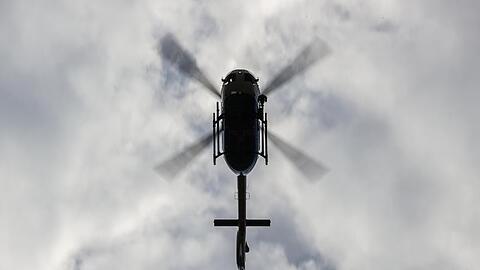 Ein Polizeihubschrauber fliegt durch den Himmel. Foto: Jan Woitas/dpa-Zentralbild/dpa/Symbolbild