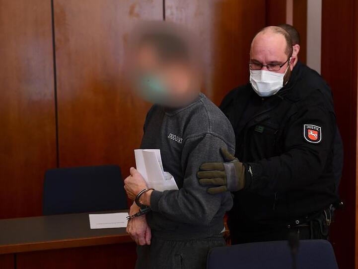 Der Angeklagte wird in den Gerichtssaal im Göttinger Landgericht geführt.