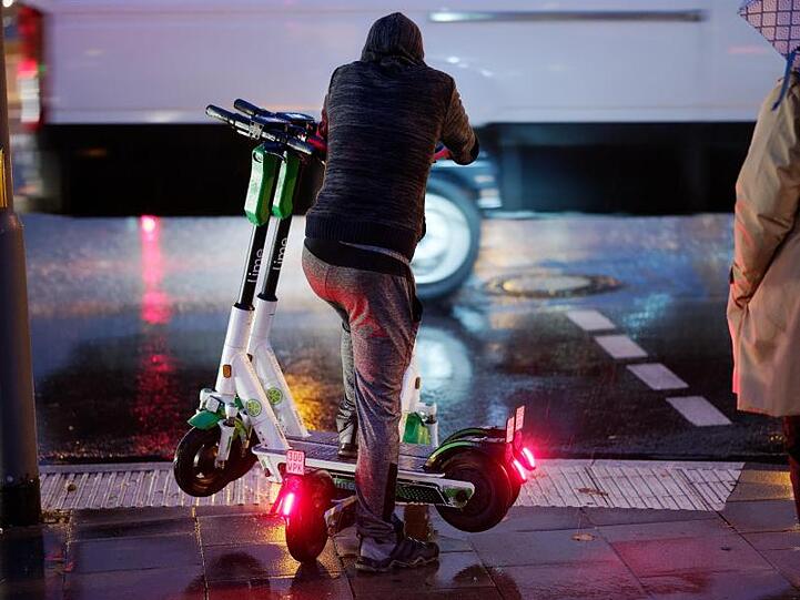 Ein "Juicer" transportiert E-Scooter zu ihrem Standort in der Innenstadt.