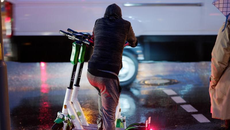 Ein "Juicer" transportiert E-Scooter zu ihrem Standort in der Innenstadt. Ein "Juicer" transportiert E-Scooter zu ihrem Standort in der Innenstadt.