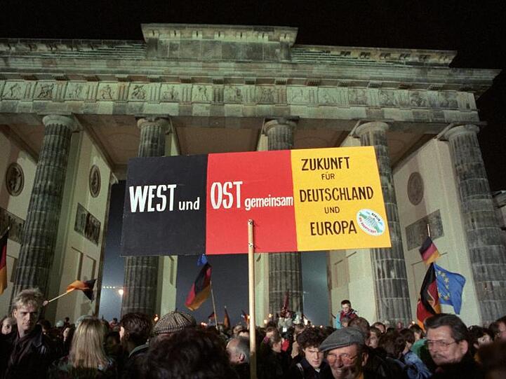 Rund eine Million Menschen feiern in der Nacht des 3. Oktober 1990 in Berlin die wiedergewonnene deutsche Einheit - doch nicht alles ist zusammengewachsen.
