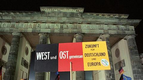 Rund eine Million Menschen feiern in der Nacht des 3. Oktober 1990 in Berlin die wiedergewonnene deutsche Einheit - doch nicht alles ist zusammengewachsen.
