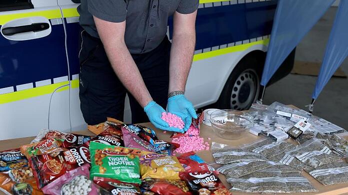 Der Zoll hat am Flughafen Köln/Bonn Ecstasy-Tabletten und Cannabis sichergestellt.