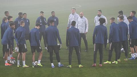 U21-Cheftrainer Antonio Di Salvo hat die Spieler beim Abschlusstraining in der Wirmachendruck-Arena um sich versammelt.