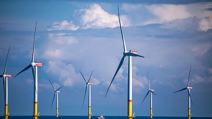 Windräder stehen zwischen den Inseln Rügen und Bornholm in der Ostsee.