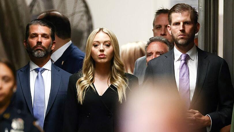 Donald Trump Jr., Tiffany Trump und Eric Trump (v.l.) haben ihren Vater Donald Trump am Dienstag im Gerichtssaal unterstützt. Donald Trump Jr., Tiffany Trump und Eric Trump (v.l.) haben ihren Vater Donald Trump am Dienstag im Gerichtssaal unterstützt.