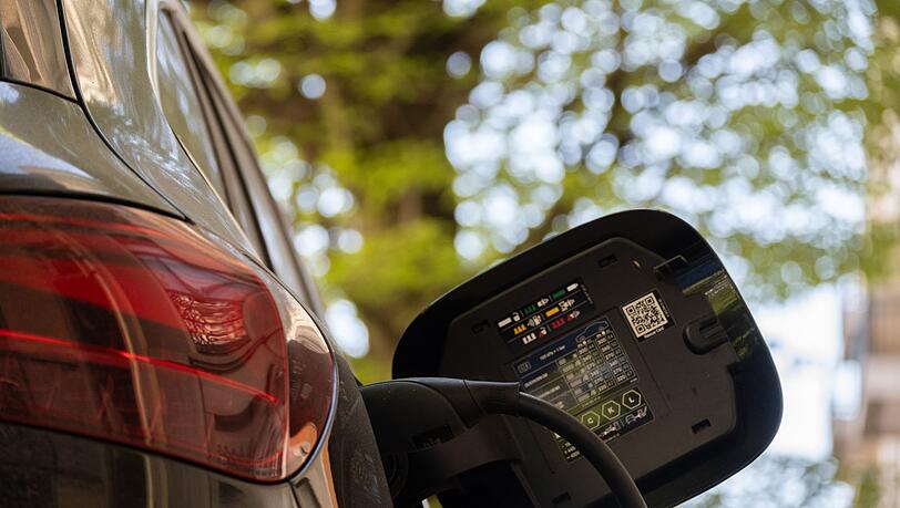 Ein E-Auto an einer Ladesäule. Im zweiten Quartal haben sich laut "E-Barometer" der HUK Coburg so viele private Autokäufer für ein E-Auto entschieden wie seit Streichung des "Umweltbonus" Ende 2023 nicht mehr. (Symbolbild)