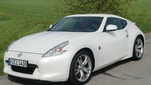 Der Nissan 370Z zeigt von außen ungeniert seine Leistungsfähigkeit. Der Nissan 370Z zeigt von außen ungeniert seine Leistungsfähigkeit.
