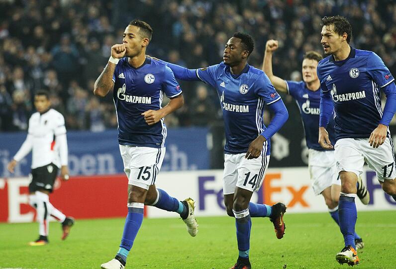 Schalkes Spieler jubeln über das Tor zum 2:0 durch Dennis Aogo (2.v.l).