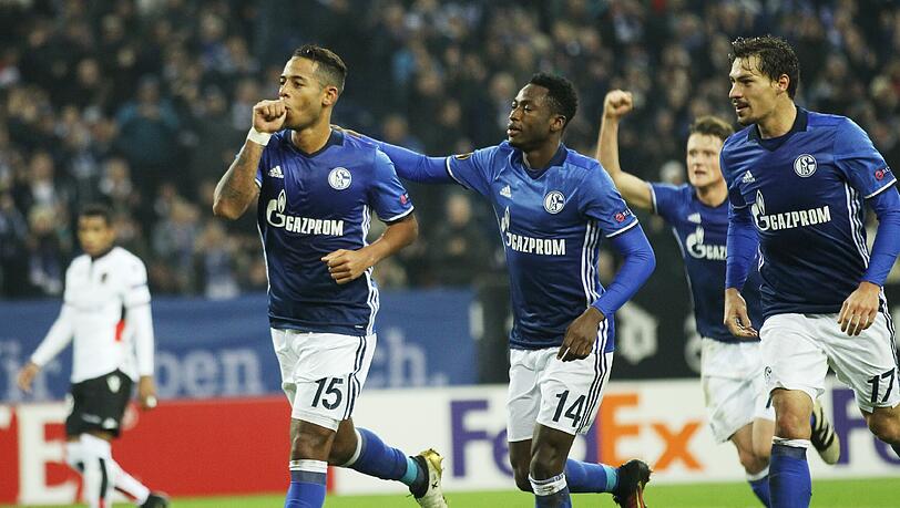 Schalkes Spieler jubeln über das Tor zum 2:0 durch Dennis Aogo (2.v.l). Schalkes Spieler jubeln über das Tor zum 2:0 durch Dennis Aogo (2.v.l).