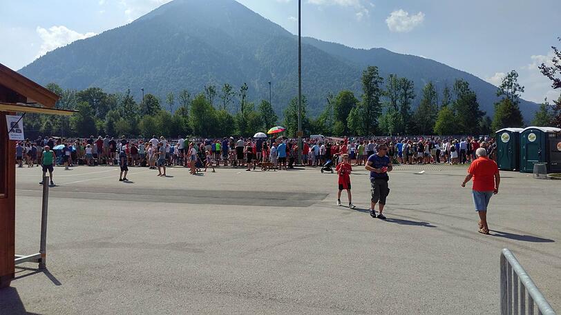 Sommerferien und dazu bestes Wetter - rund 3000 Fans haben sich am Montag am Trainingsgelände eingefunden, um ihren Helden beim Schwitzen zuzuschauen.