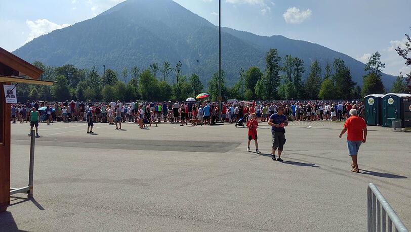 Sommerferien und dazu bestes Wetter - rund 3000 Fans haben sich am Montag am Trainingsgelände eingefunden, um ihren Helden beim Schwitzen zuzuschauen. Sommerferien und dazu bestes Wetter - rund 3000 Fans haben sich am Montag am Trainingsgelände eingefunden, um ihren Helden beim Schwitzen zuzuschauen.