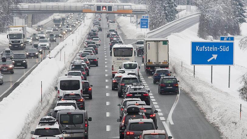 Durch die Wochenend-Fahrverbote erhöht sich auch im Winter die Staugefahr auf den Tiroler Autobahnen. (Symbolbild Inntalautobahn)