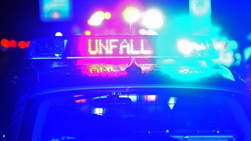 Während einer Unfallaufnahme leuchtet das Blaulicht und der LED- Schriftzug "Unfall". Foto: Stefan Puchner/dpa
