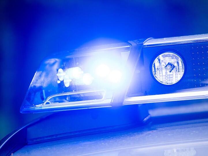 Ein Blaulicht leuchtet an einer Polizeistreife. Foto: Lino Mirgeler/dpa/Archivbild