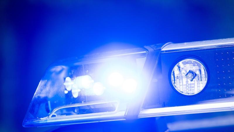 Ein Blaulicht leuchtet an einer Polizeistreife. Foto: Lino Mirgeler/dpa/Archivbild